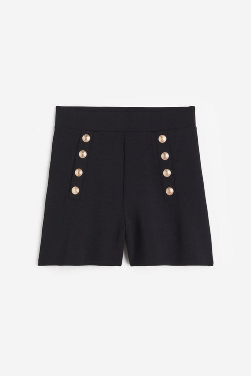 Button Front Shorts: Features:

Button-front patch pocket short
Made out of Lambskin