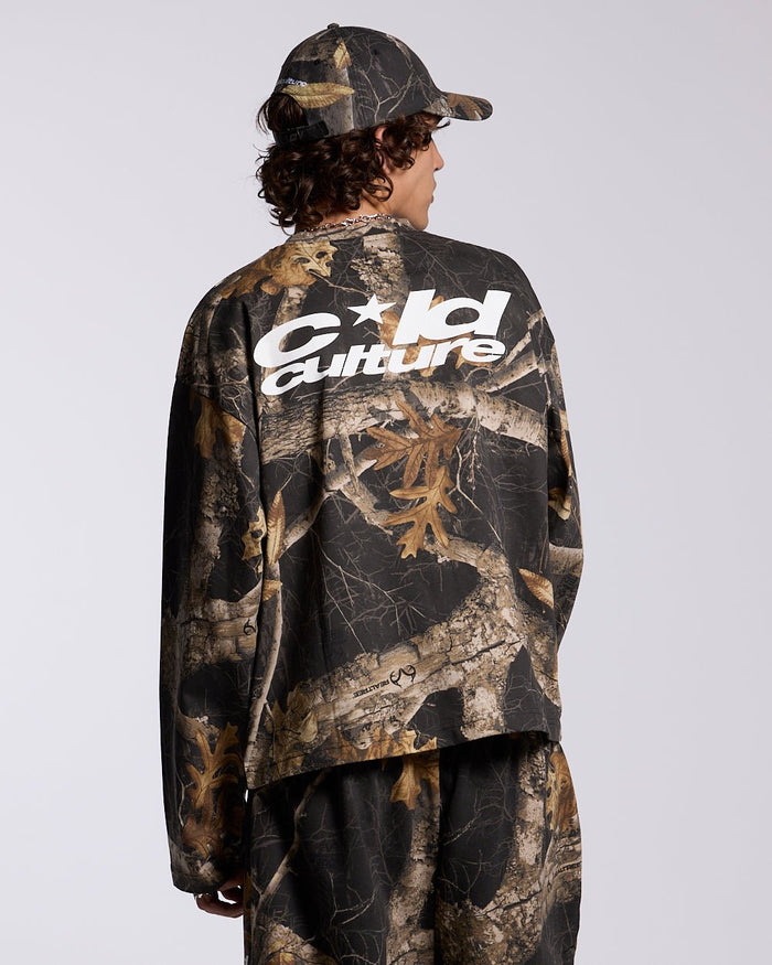 LONGSLEEVE REALTREE BLACK - black camo longsleeve tee, back view on male model - Cold Culture #man