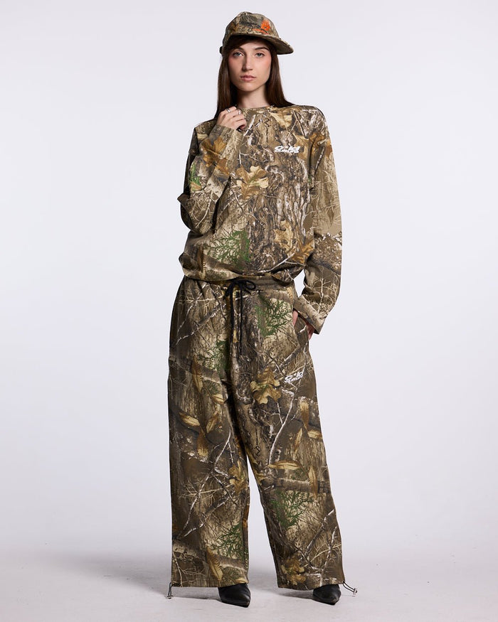 LONGSLEEVE REALTREE EDGE - brown camo longsleeve tee, front view on female model - Cold Culture #woman