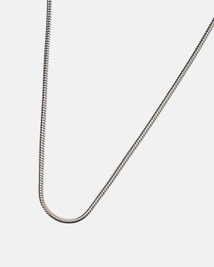 LOOP CHAIN - thin silver snake chain necklace, detail close-up - Cold Culture