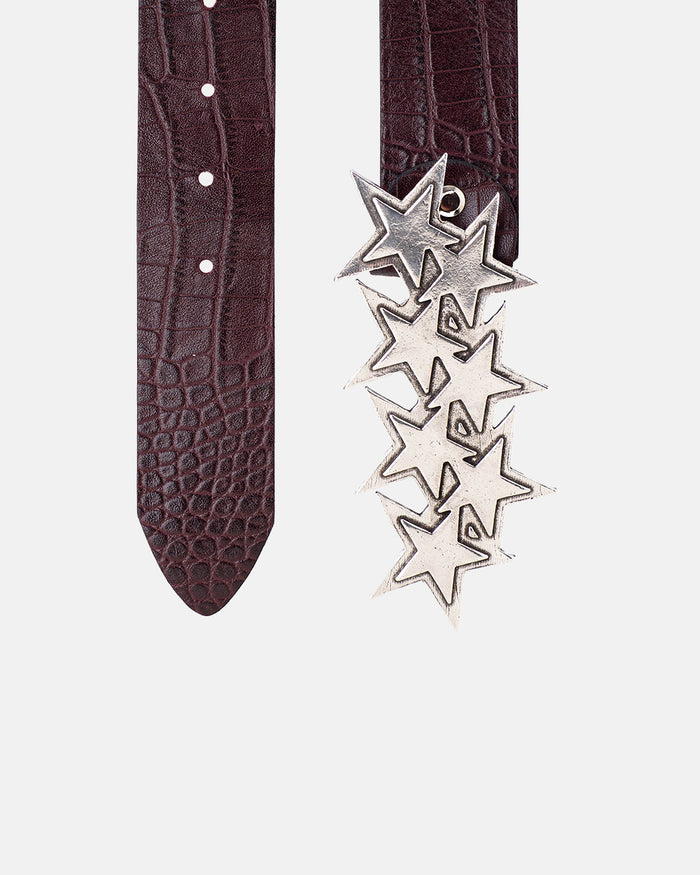 STARS LEATHER BELT CROCODILE BORDO - bordeaux croc-embossed leather belt, detail close-up - Cold Culture