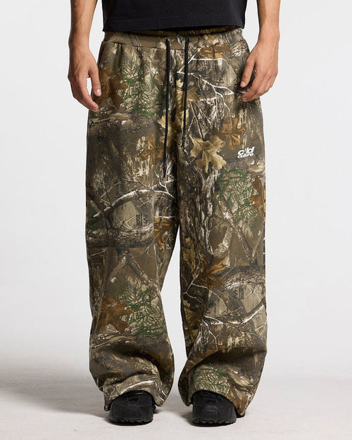 SWEATPANTS REALTREE EDGE - brown camo sweatpants, front view on male model - Cold Culture #man