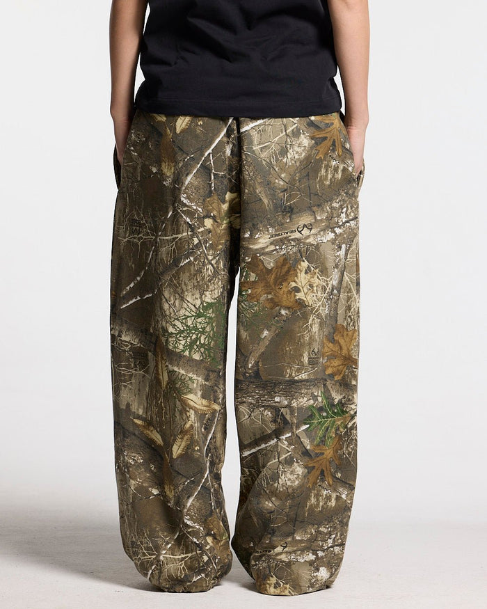 SWEATPANTS REALTREE EDGE - brown camo sweatpants, back view on female model - Cold Culture #woman